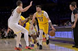 NBA巨星连场大秀，球场上掀起欢呼声潮的简单介绍