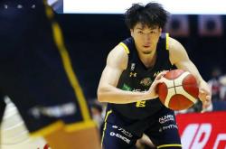 包含广岛三箭队大胜对手，向冠军发起冲击的词条