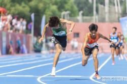 田径接力男子决赛选手冲刺冠军
