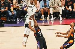 雄鹿队教练鼓励球员尽全力发挥实力