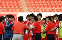 精彩足球比赛搅动激情，球迷热情高涨助威的简单介绍