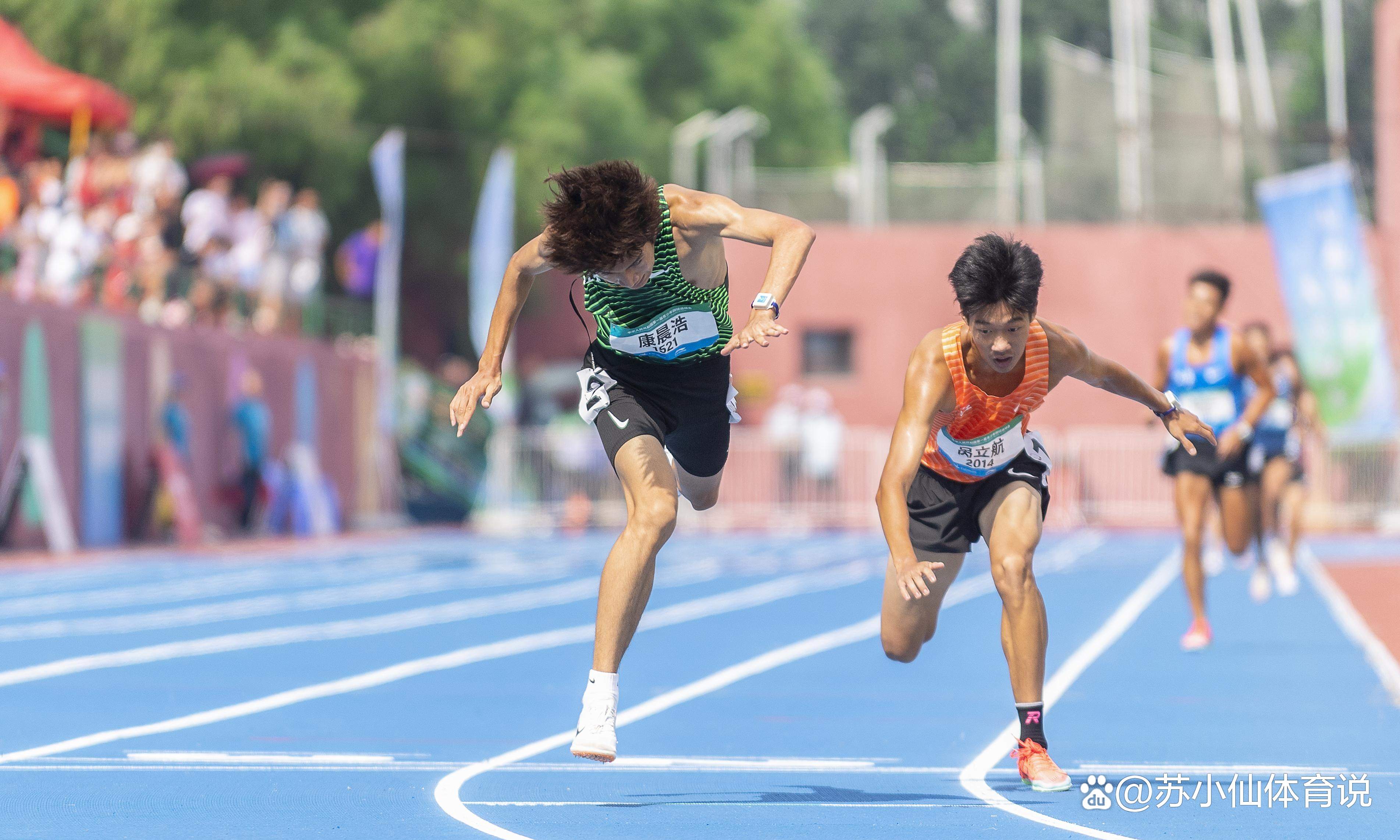 田径接力男子决赛选手冲刺冠军
