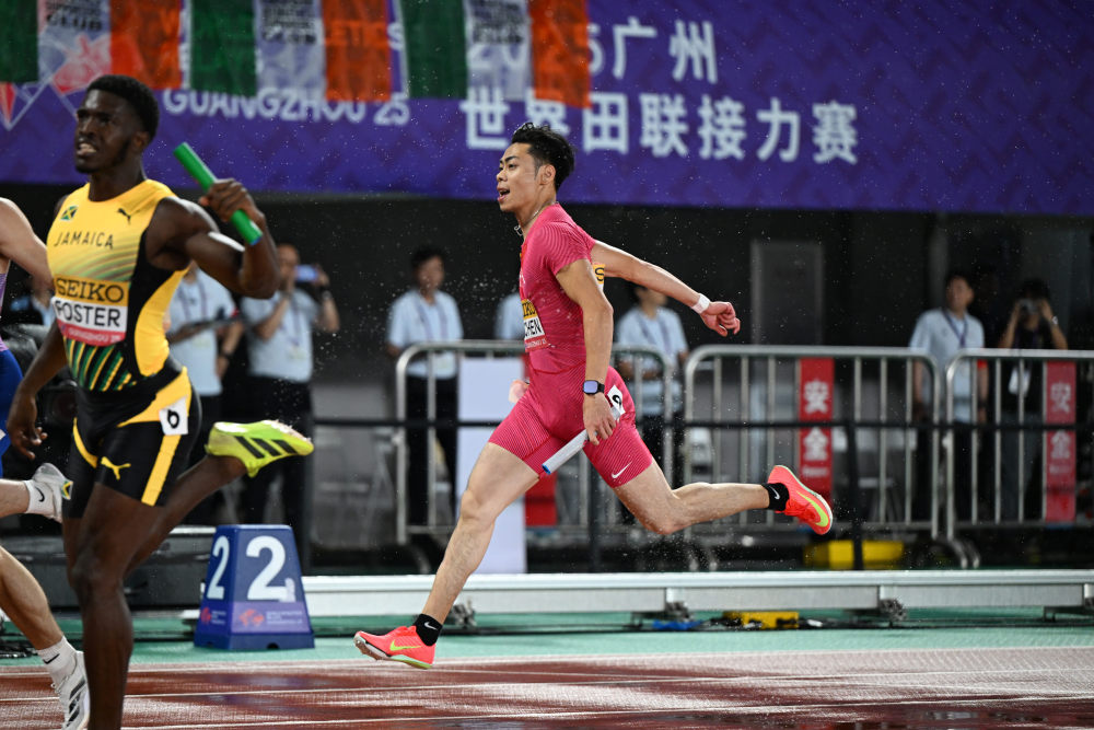 田径接力男子决赛选手冲刺冠军