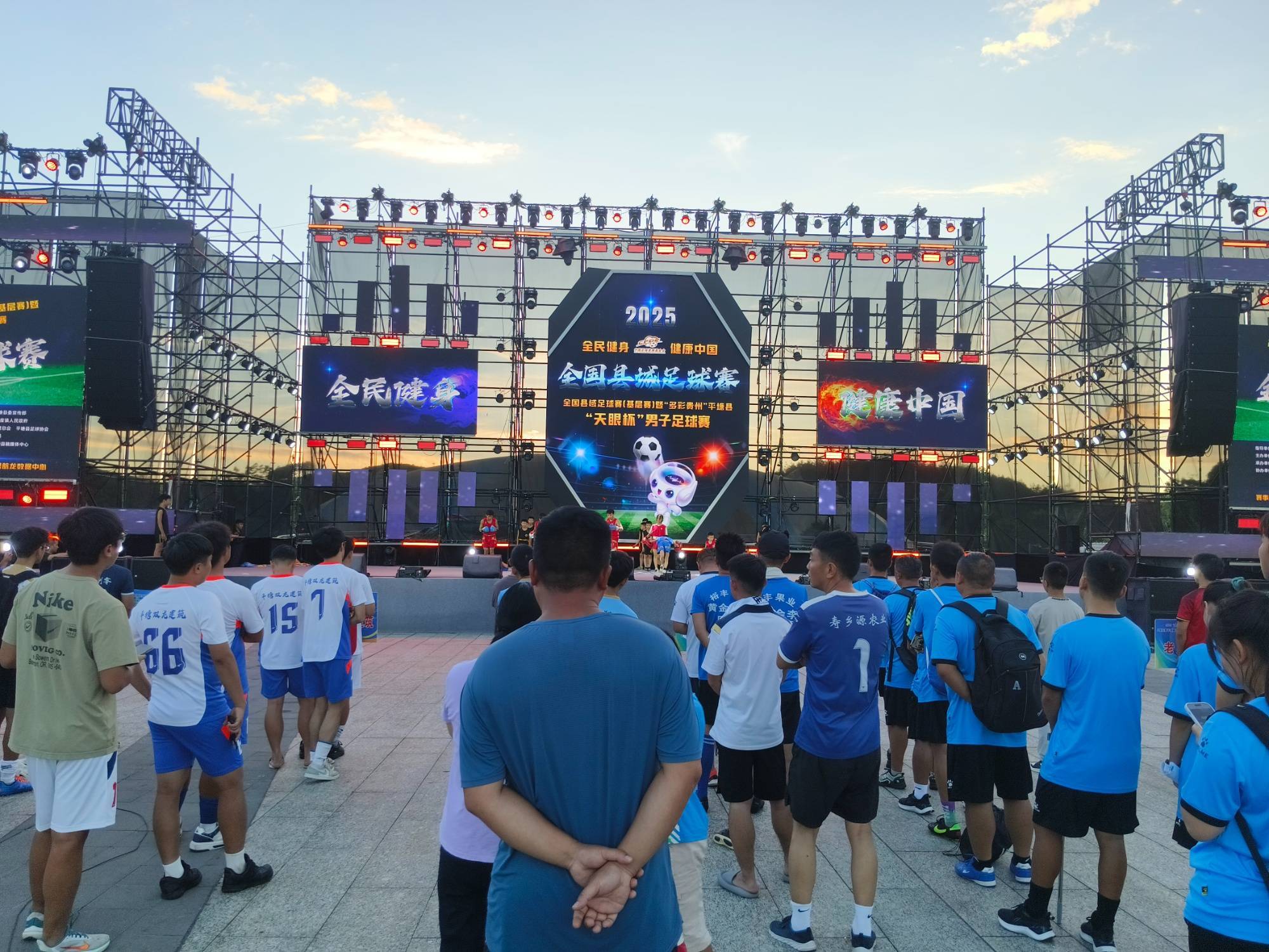 激烈角逐引发观众狂热,足球场上对决无限精彩的简单介绍 激烈角逐引发观众狂热,足球场上对决无限精彩的简单介绍