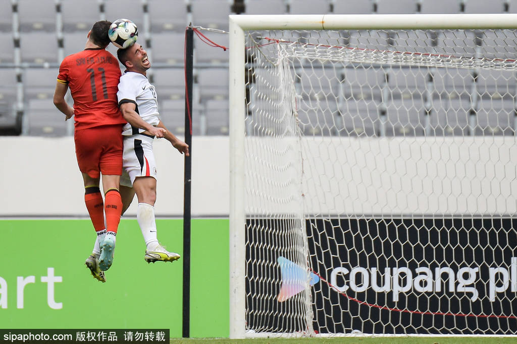 激烈角逐引发观众狂热,足球场上对决无限精彩的简单介绍 激烈角逐引发观众狂热,足球场上对决无限精彩的简单介绍