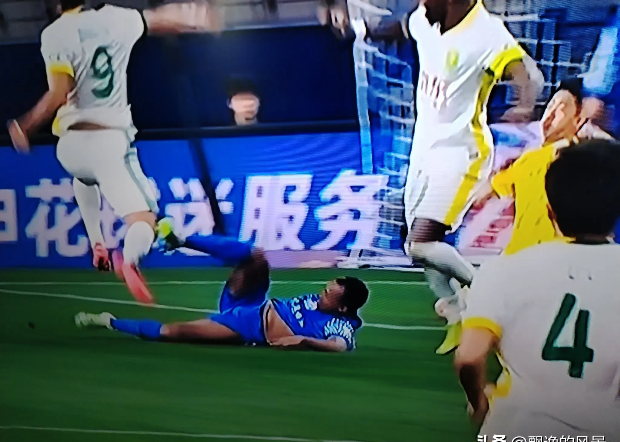 争议判罚成比赛焦点,球迷情绪激动不已 争议判罚成比赛焦点,球迷情绪激动不已