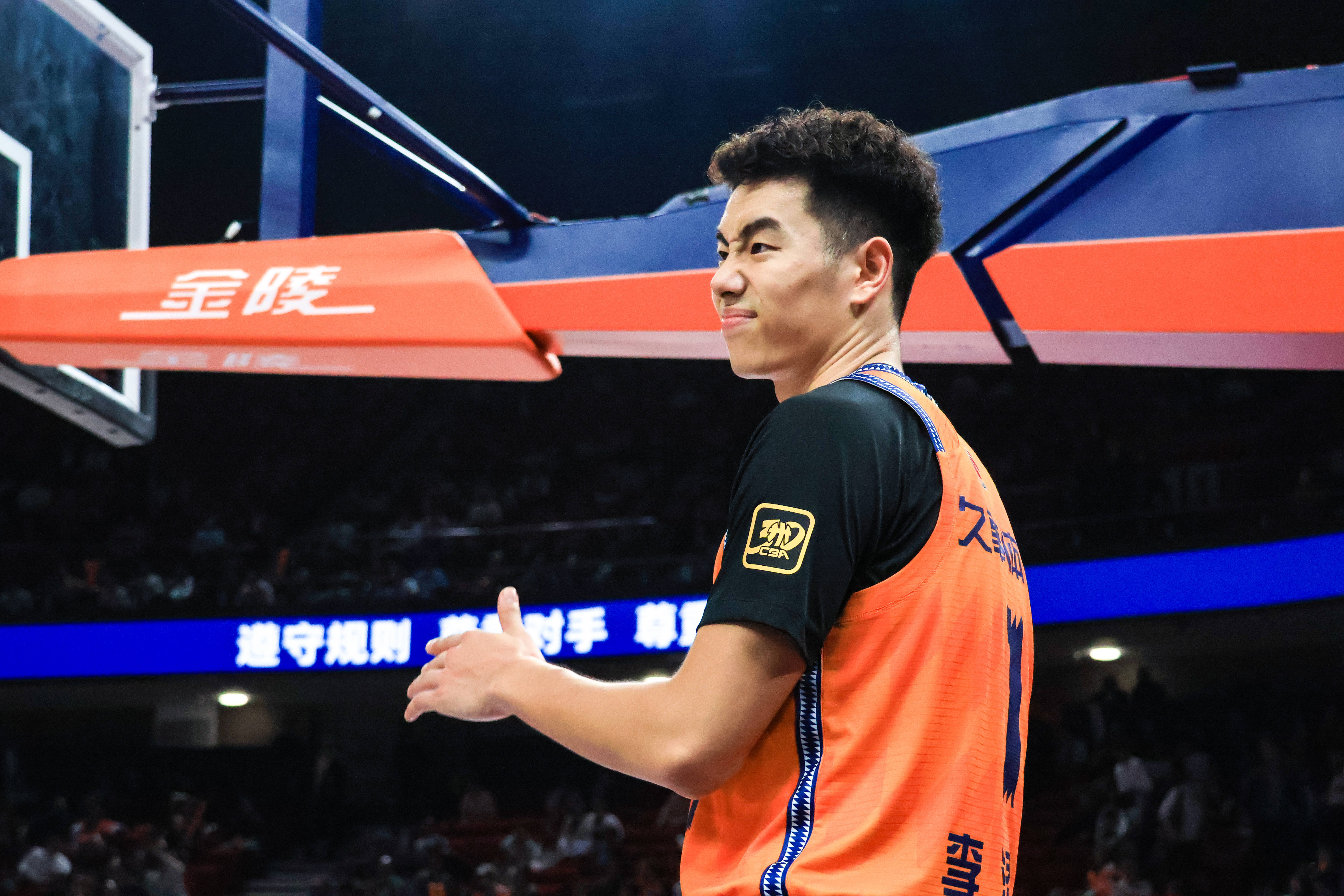 上海男篮再度胜出,积极备战下一场比赛 上海男篮再度胜出,积极备战下一场比赛