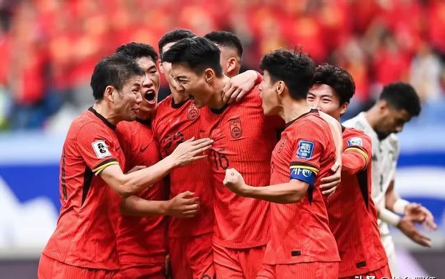 精彩足球比赛搅动激情,球迷热情高涨助威的简单介绍 精彩足球比赛搅动激情,球迷热情高涨助威的简单介绍