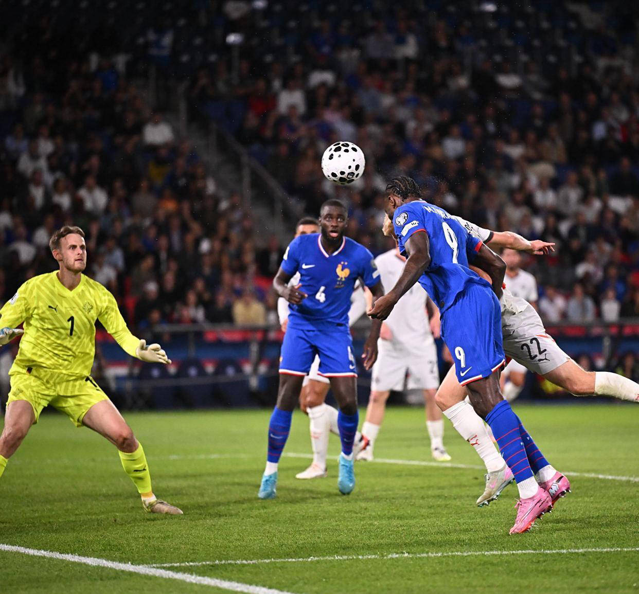 精彩比赛中,球员表现出色,帮助球队逆转胜利 精彩比赛中,球员表现出色,帮助球队逆转胜利