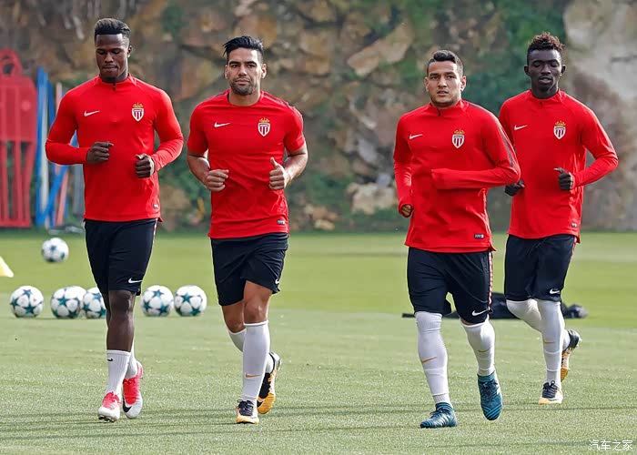 关于里昂主场轻取摩纳哥，提升排名的信息