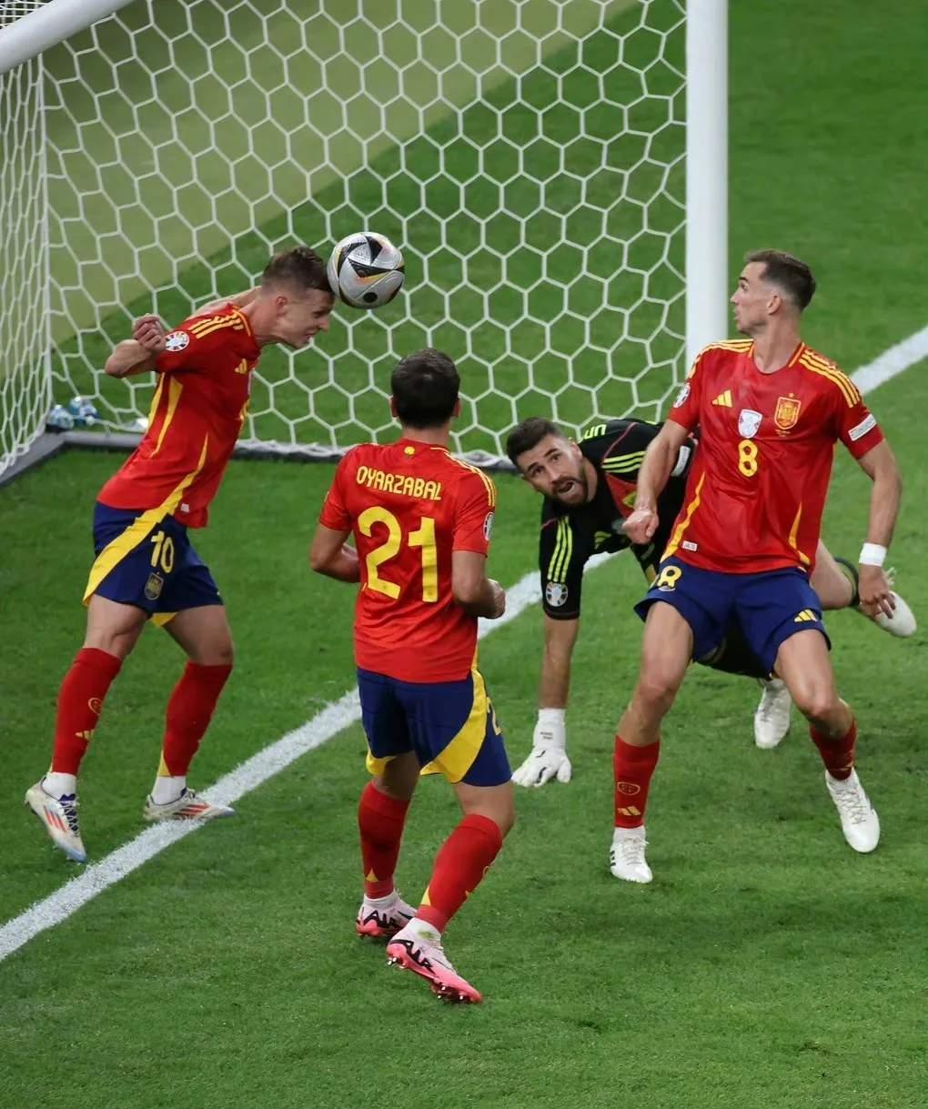 足球场上的激烈竞争引人注目