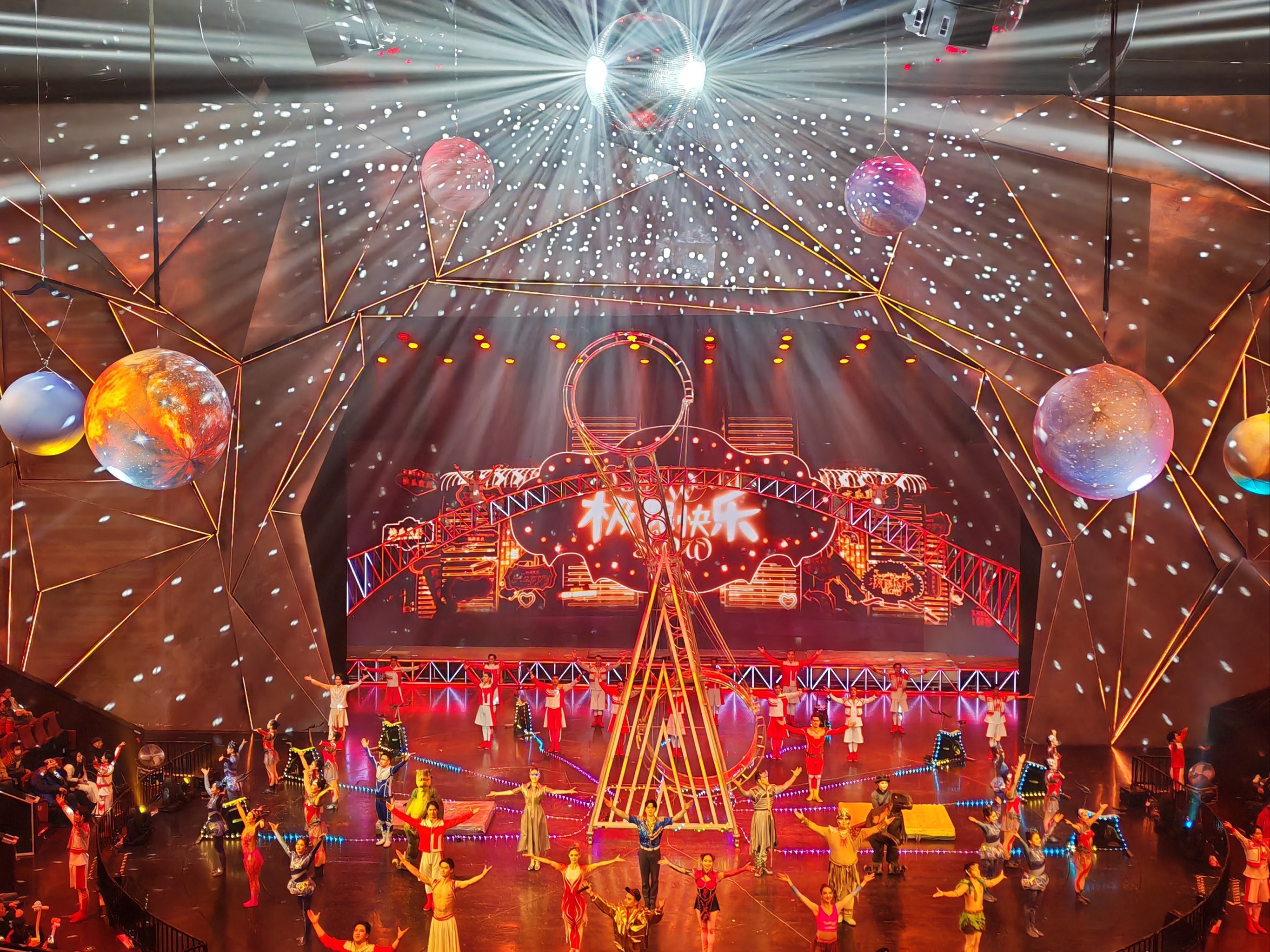 关于竞技场上的绝技秀，引发观众一片叫好声的信息